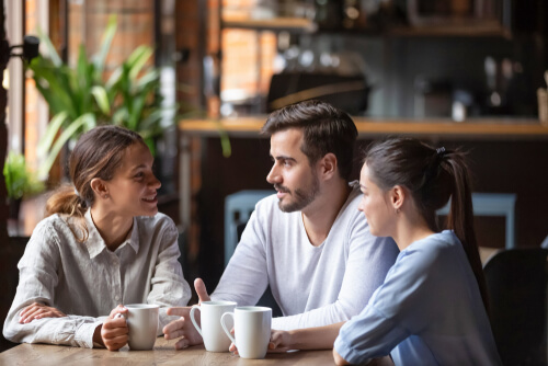 Amigos hablando en una cafetería
