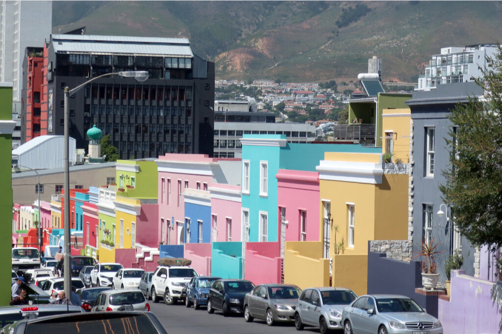 Casas de colores en barrio pobre