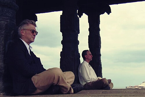 Lynch meditando para representar cómo potenciar tu creatividad según David Lynch