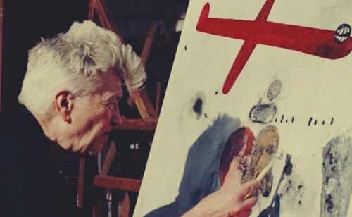 Lynch pintando para representar cómo potenciar tu creatividad según David Lynch