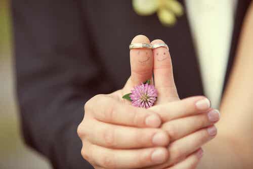 Dedos simulando personas casadas