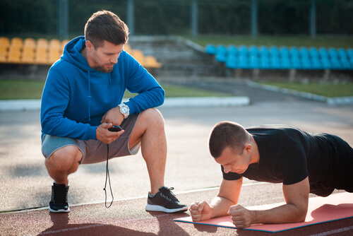 Entrenador con deportista