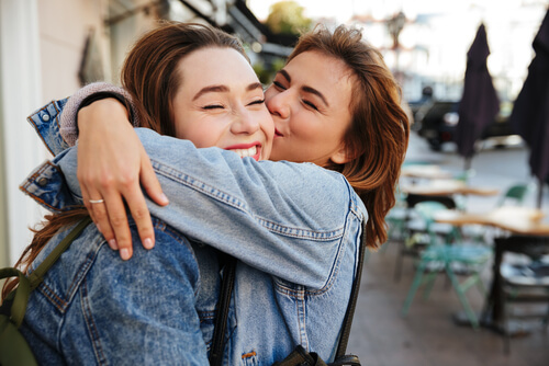 Hermanas abrazándose
