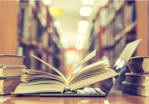 Libro abierto sobre ordenador