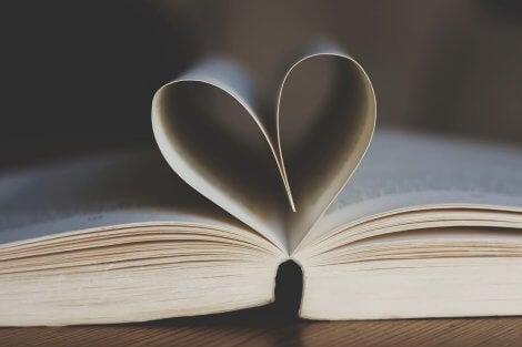 Libro con páginas en forma de corazón