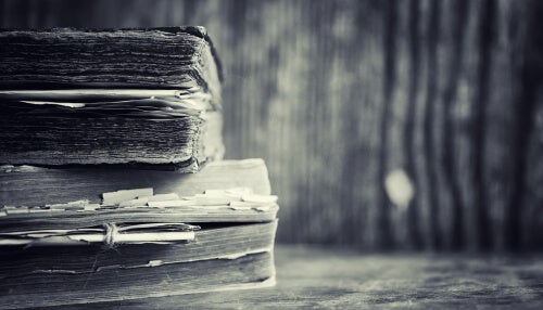 Libros antiguos sobre una mesa de madera