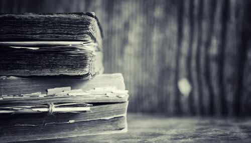 vecchi libri su un tavolo di legno