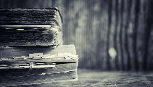 livros antigos em uma mesa de madeira