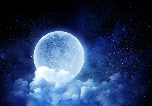 Luna con nubes