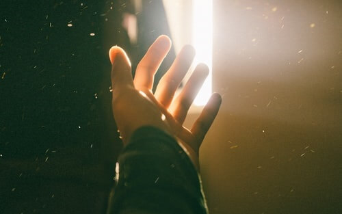 Mano con luces simbolizando el efecto Pandora