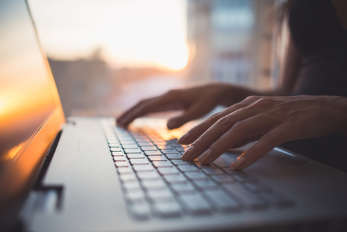 main avec clavier