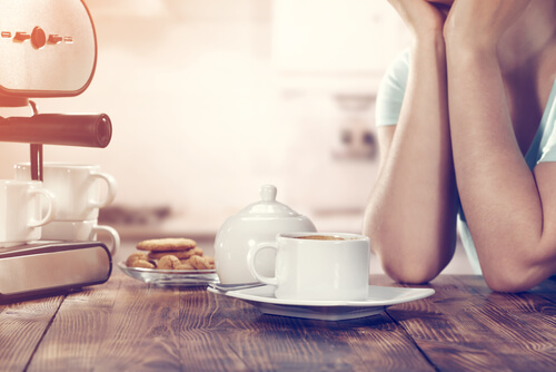 Mujer desayunando