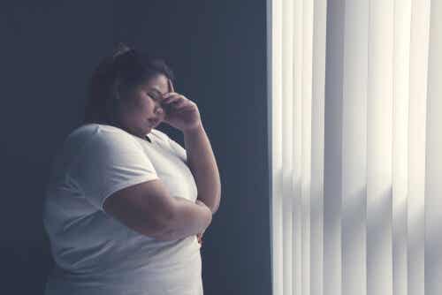 Mujer con estrés por su obesidad
