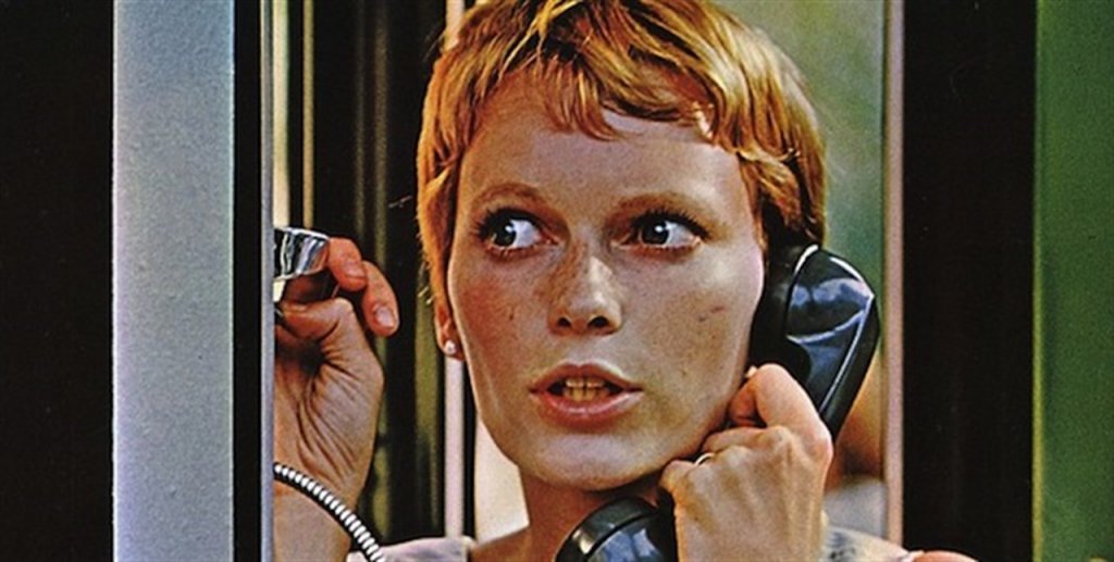 Mujer hablando por teléfono