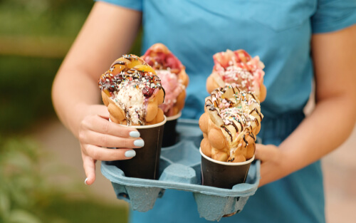 Mujer con una caja llena de helados