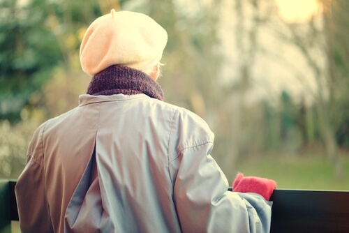 Mujer mayor con la enfermedad de Cupido