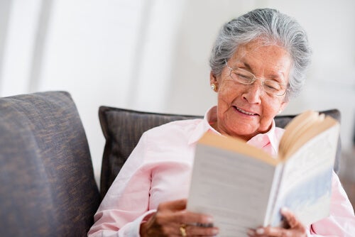 Mujer mayor leyendo