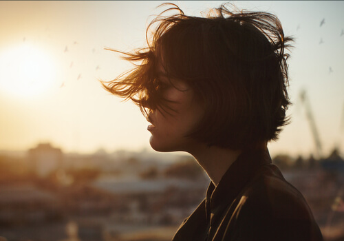 Mujer mirando al horizonte