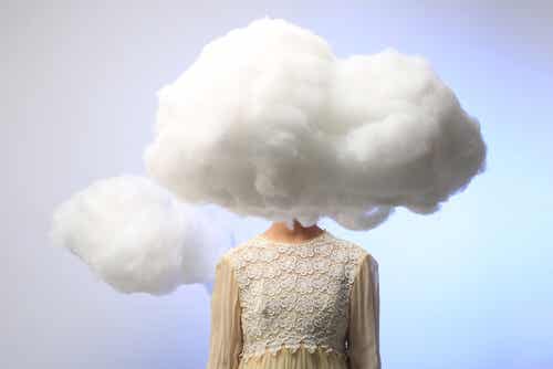 Mujer con una nube en la cabeza que representa los sesgos cognitivos