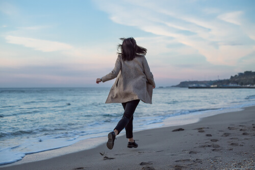 Mujer paseando por la playa