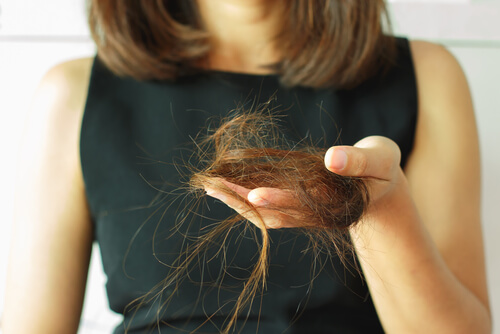 Mujer con pelo en su mano
