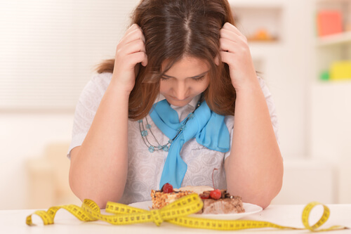 Mujer preocupada por la dieta