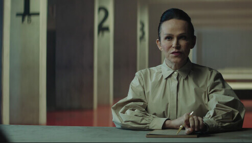 Mujer sentada en la película El Hoyo