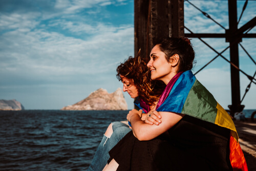 Mujeres con banderas LGTB