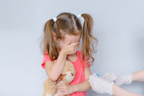 Niña con fobia a las inyecciones