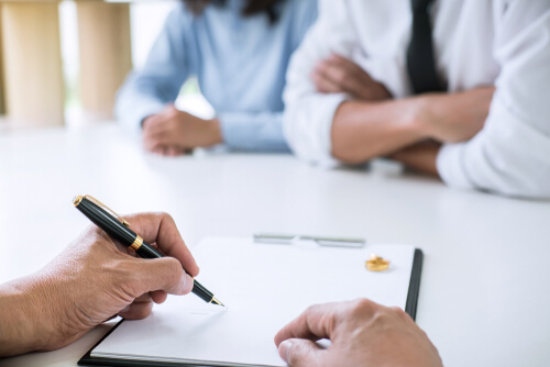Personas firmando una separación