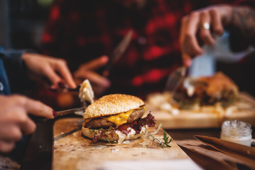 Personas comiendo hamburguesas