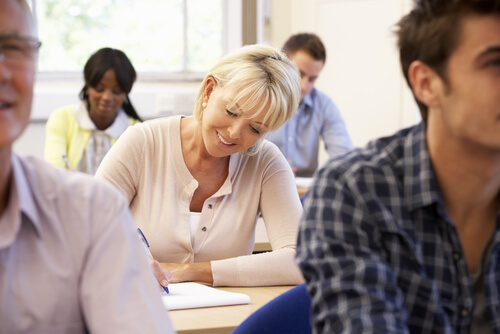 Personas mayores en clase