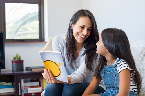 Profesora enseñando a leer