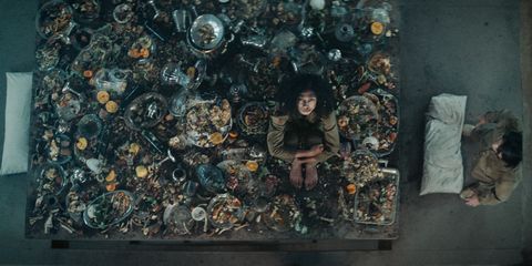 Mujer con restos de comida