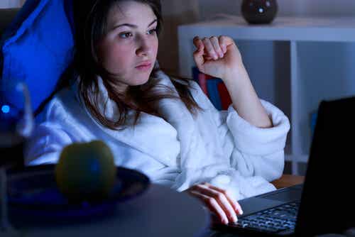 Adolescente adicta a un ordenador