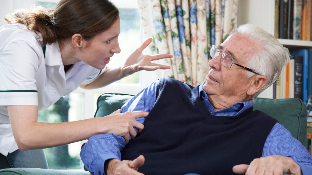 mujer con gerontofobia que trata mal a un anciano