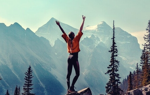 Chica ante montana simbolizando las 6 fortalezas de carácter