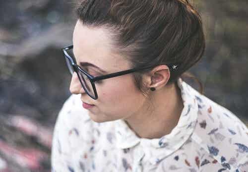 Chica con gafas simbolizando la Desintegración positiva
