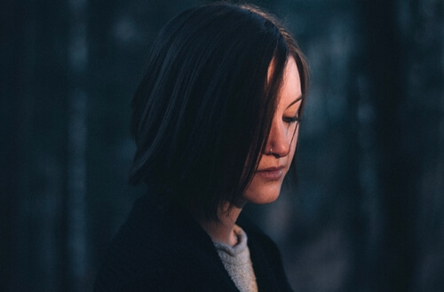 Chica triste representando el arrepentimiento