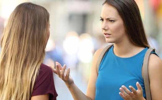 Chicas intentando aprender a comunicarnos con personas que piensan diferente
