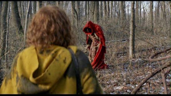 Niño con miedo en el bosque