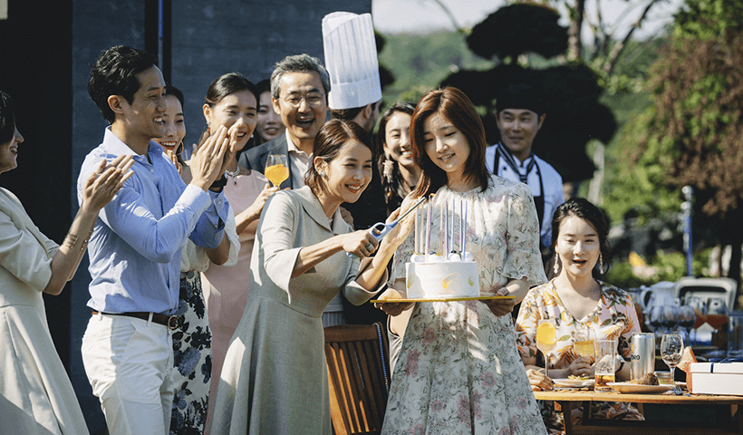 Gente de fiesta de la película parásitos