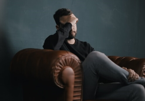 hombre en sofá sufriendo preocupación patológica