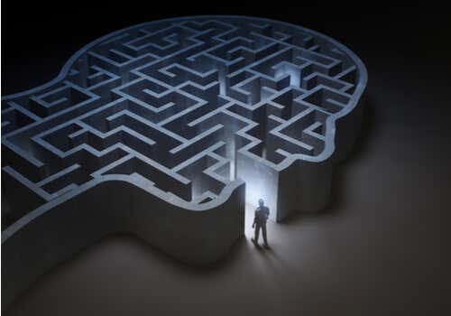 Labirinto a forma di labirinto che rappresenta il nostro atteggiamento verso i problemi.