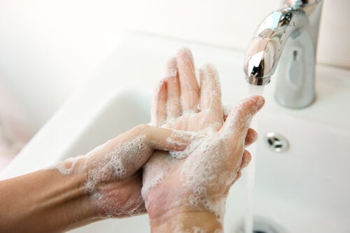 Hombre lavándose las manos para representar la relación entre Depresión y TOC
