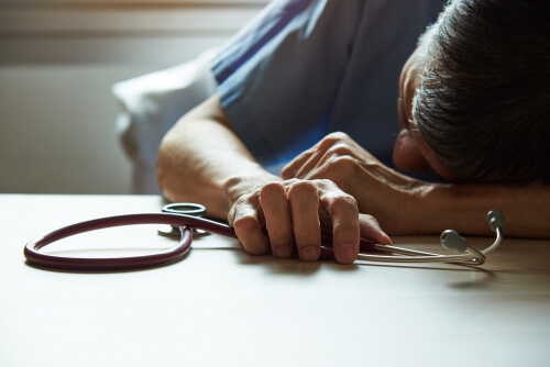 Médico con burnout