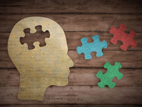 Mente con piezas de puzzle