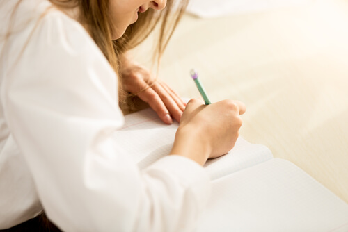 Mujer dibujando la rueda de la vida
