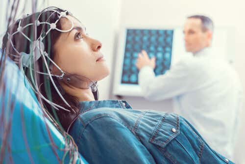 Mujer haciéndose un electroencefalograma
