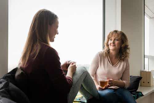 Mujer hablando con su hija adolescente
